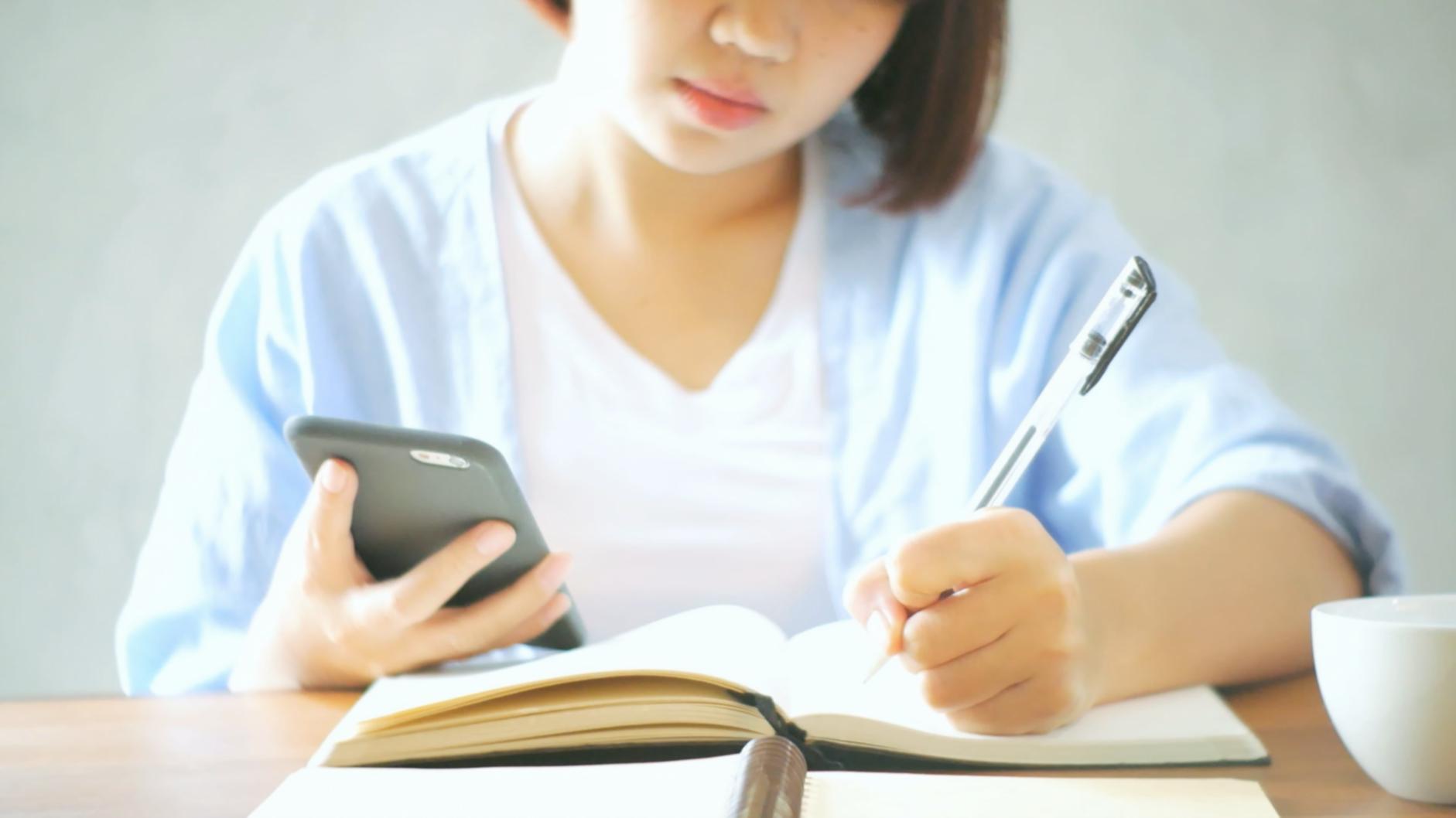 Profesional analizando datos financieros en pantalla con gráficos de proyecciones