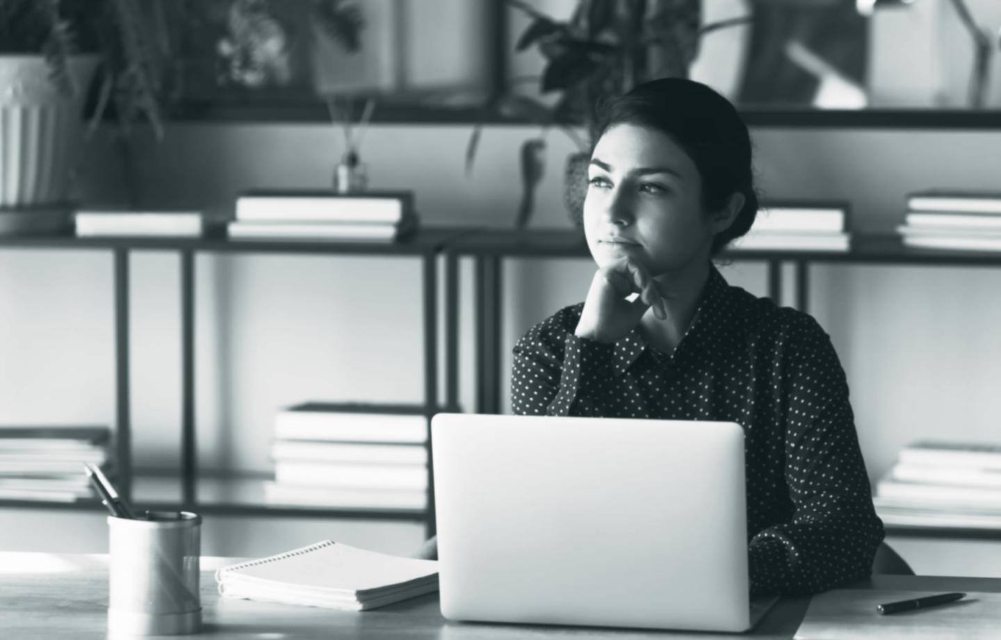 Sesión de análisis financiero colaborativo con gráficos y proyecciones presupuestarias